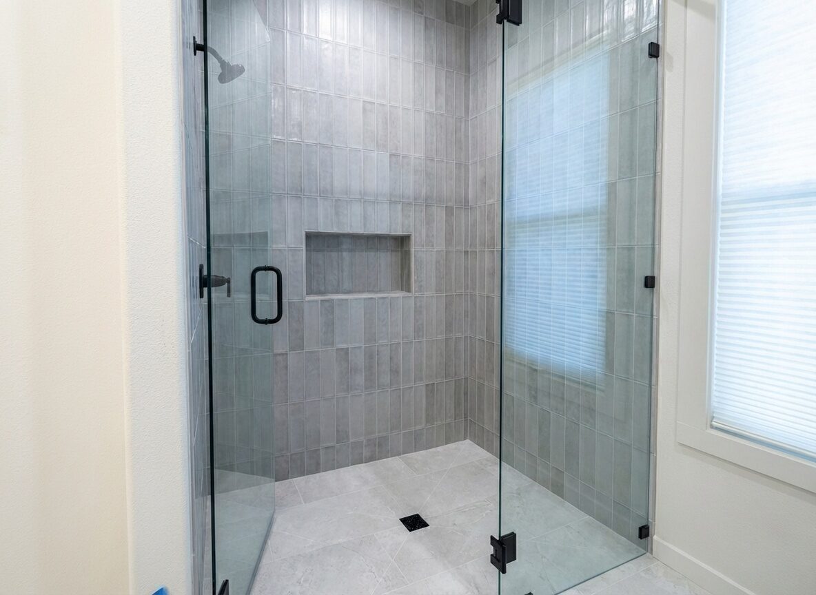 Сучасна душова зі скляною огорожею, встановлена BM Pro Construction