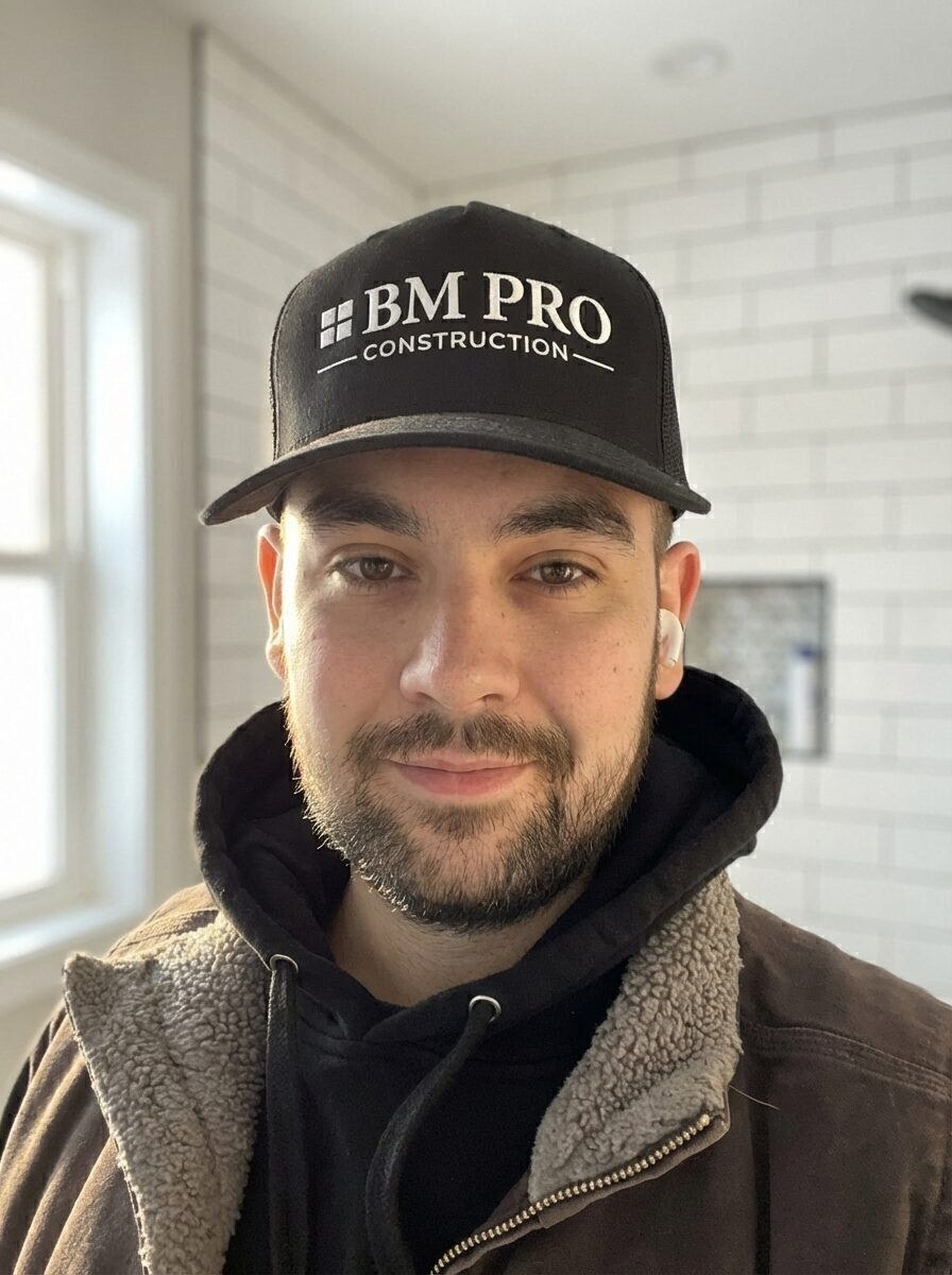 Нік, власник BM Pro Construction, у щойно облицьованій ванній кімнаті