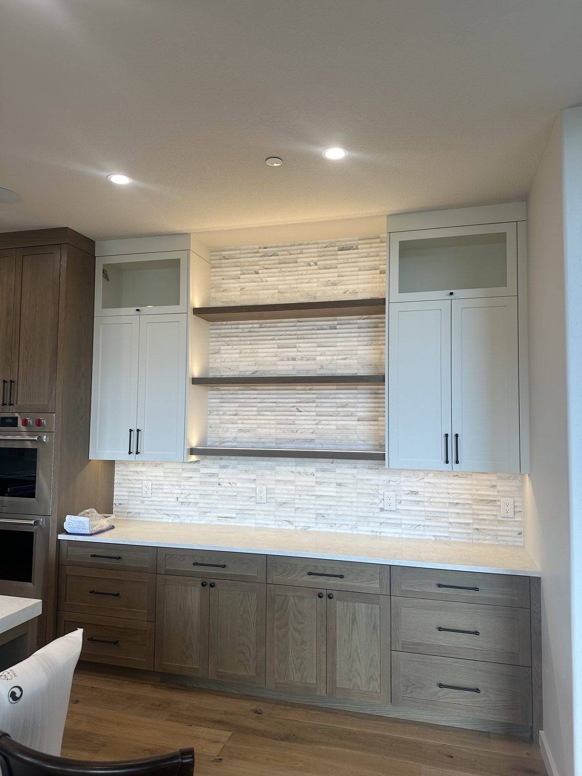 Kitchen backsplash featuring a decorative horizontal accent strip tile detail